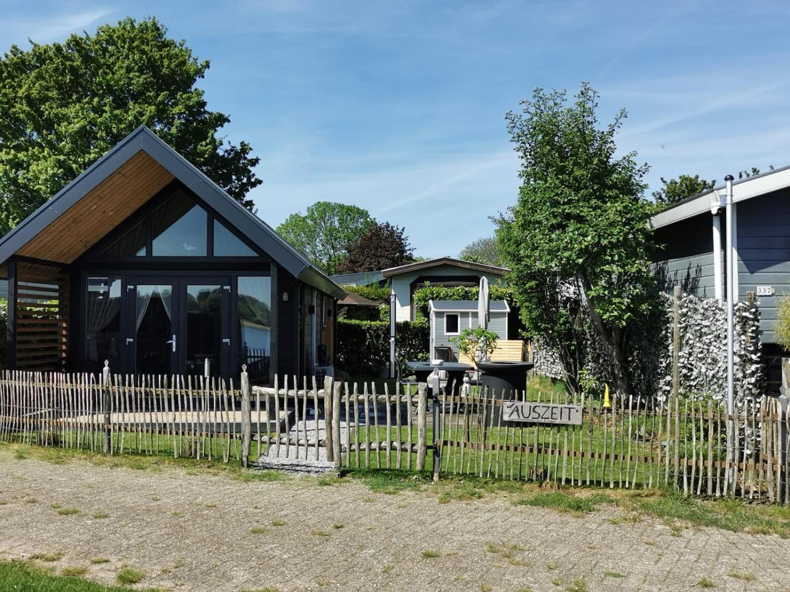 Tiny Haus Auszeit Am See Lathum Bagian luar foto